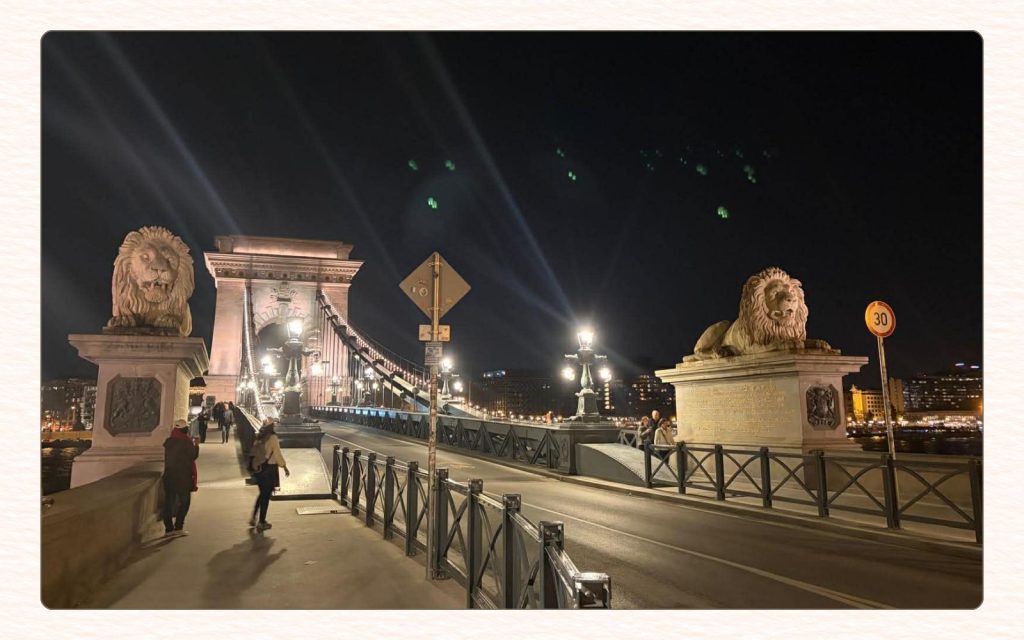 Illuminated Chain Bridge connecting Buda and Pest at night