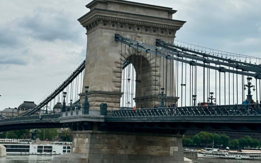 People crossing the Chain Bridge during a Budapest city walk